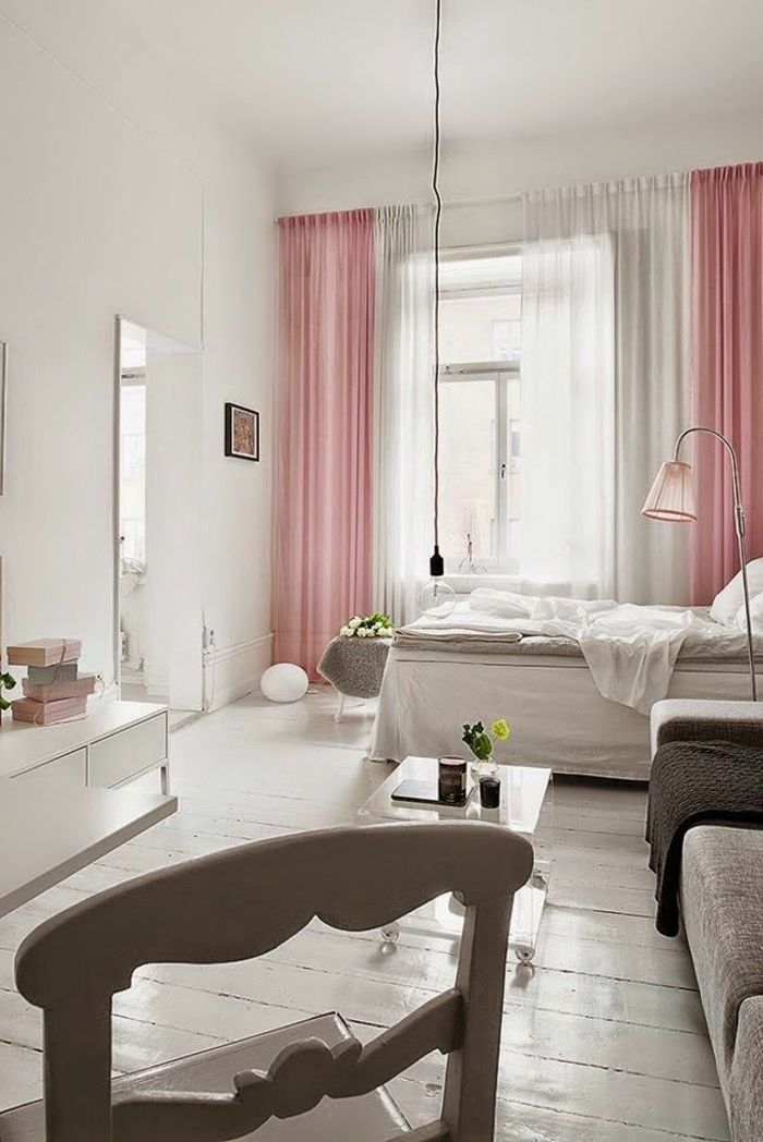 kleines schlafzimmer einrichten rosa weiße vorhänge retro lampion weiße holzdielen