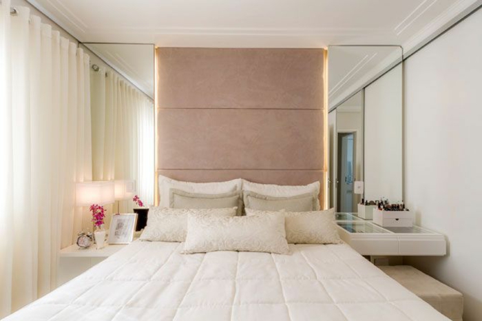 kleines schlafzimmer einrichten spiegel symmetrisch weiße vorhänge