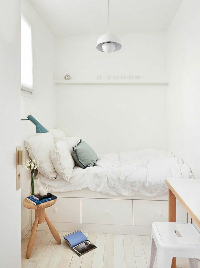kleines schlafzimmer einrichten weiße wände metallpendelleuchte hocker holz