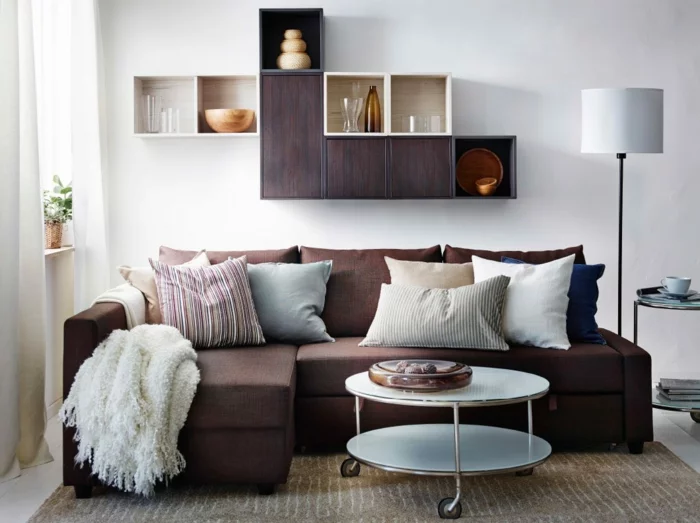 kleines wohnzimmer einrichten braunes sofa wandregale quadratisch holz runder beistelltisch