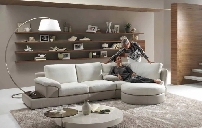 kleines wohnzimmer einrichten ergonomisches sofa runder couchtisch bogenlampe retro