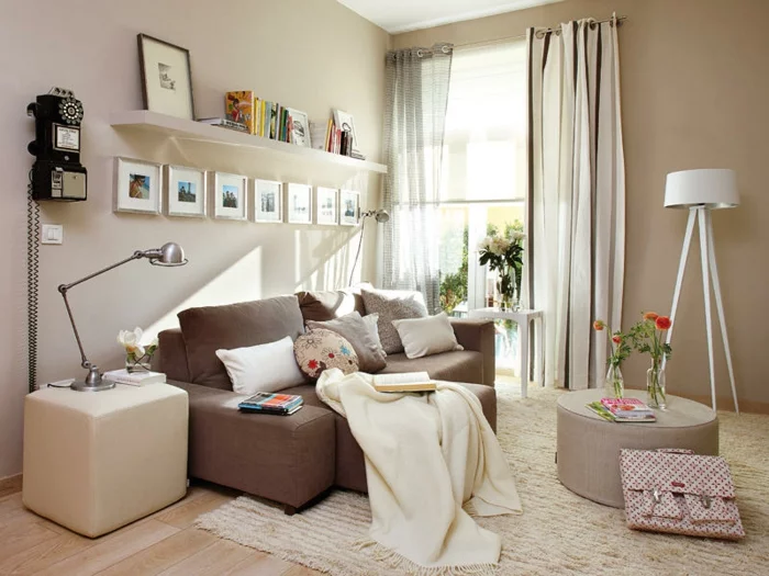 kleines wohnzimmer einrichten graunes sofa runde ottomane quadratischer hocker retro