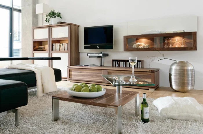 kleines wohnzimmer einrichten holzmöbel hochflor teppich weiß schwarzleder sofa