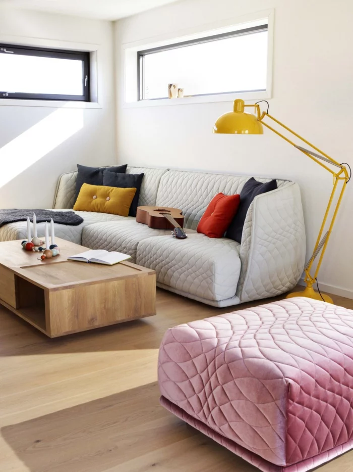 kleines wohnzimmer einrichten pastellfarben gelbe stehlampe weißes sofa rosa hocker