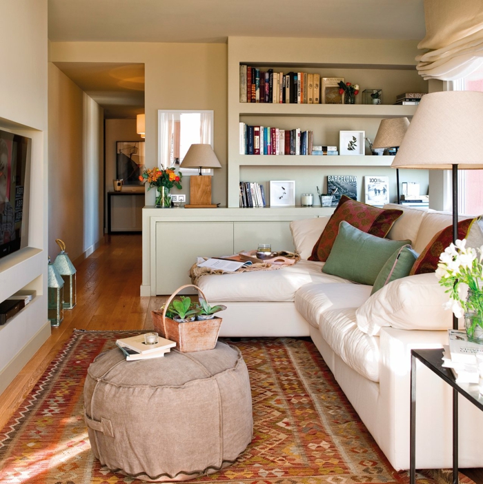 kleines wohnzimmer einrichten runde ottomane weiße couch perserteppich