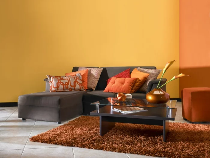 kleines wohnzimmer einrichten wandfarbe orange hochflor teppich braun