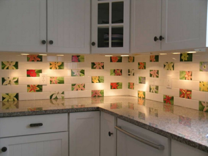 küchenfliesen wand farbige fliesen küche einrichten weiße küchenschränke