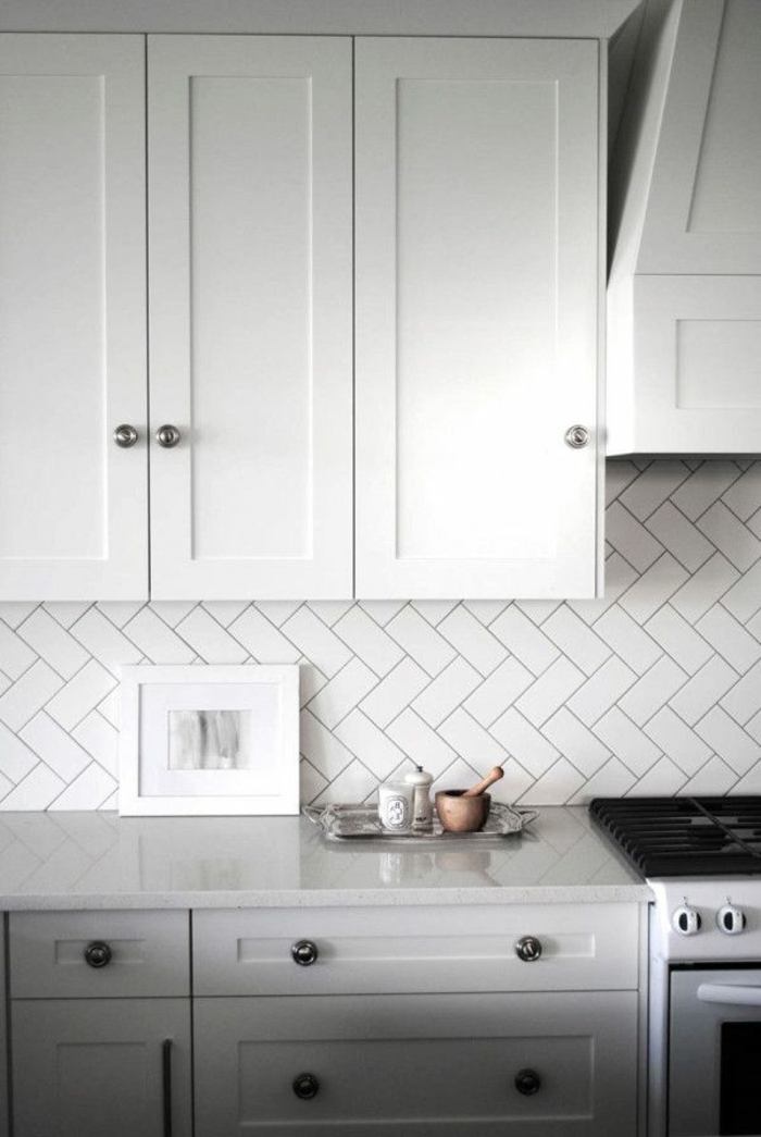 küchenfliesen wand weiß geometrisch küche gestalten ideen küchenrückwand