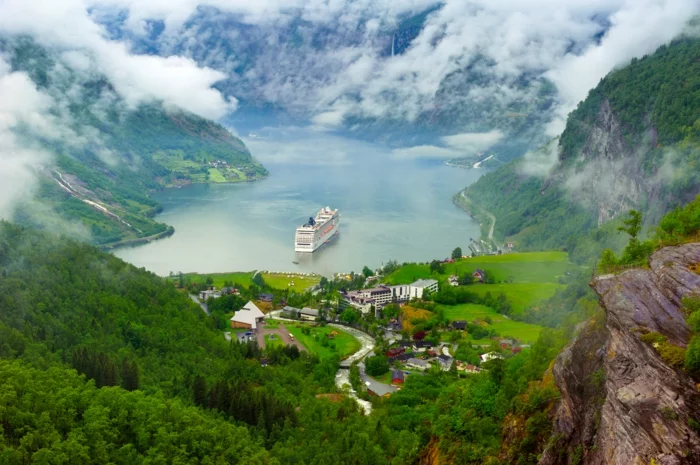 norwegische fjorde insel kreuzfahrtschiff