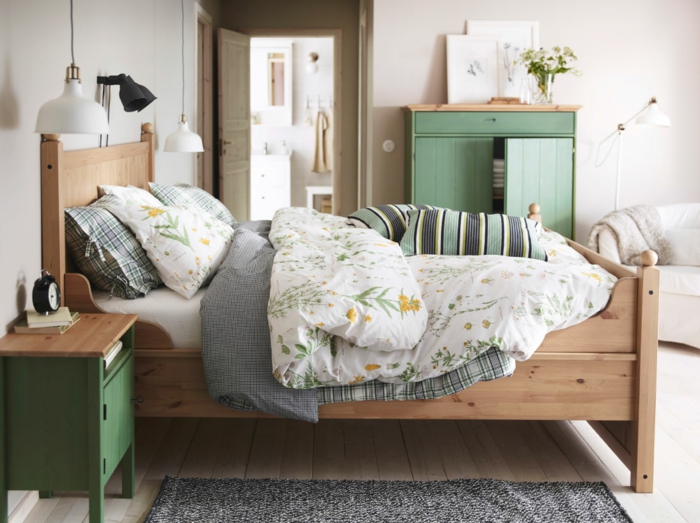 schlafzimmer einrichten kleines schlafzimmer hängeleuchten holzbett grüne möbel