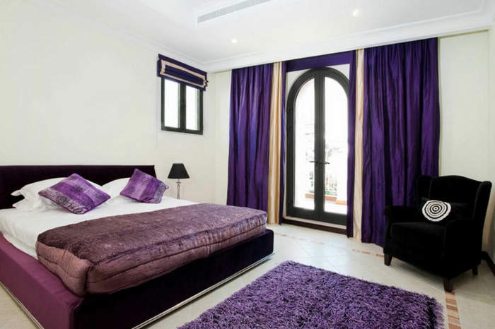 schlafzimmer einrichten lila akzente sessel helle wände balkon
