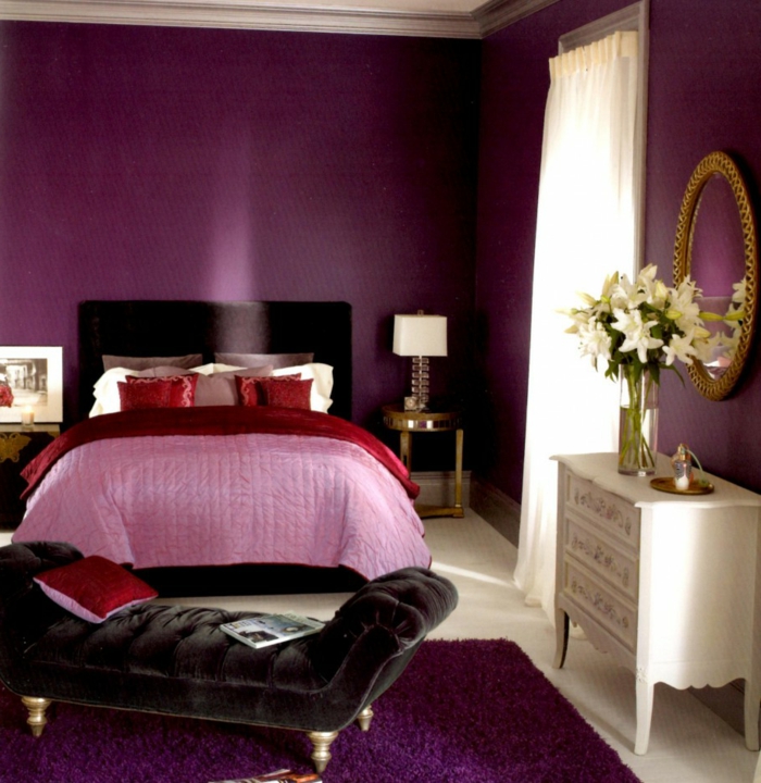 schlafzimmer einrichten lila teppich lila wände schlafzimmerbank wandspiegel blumen