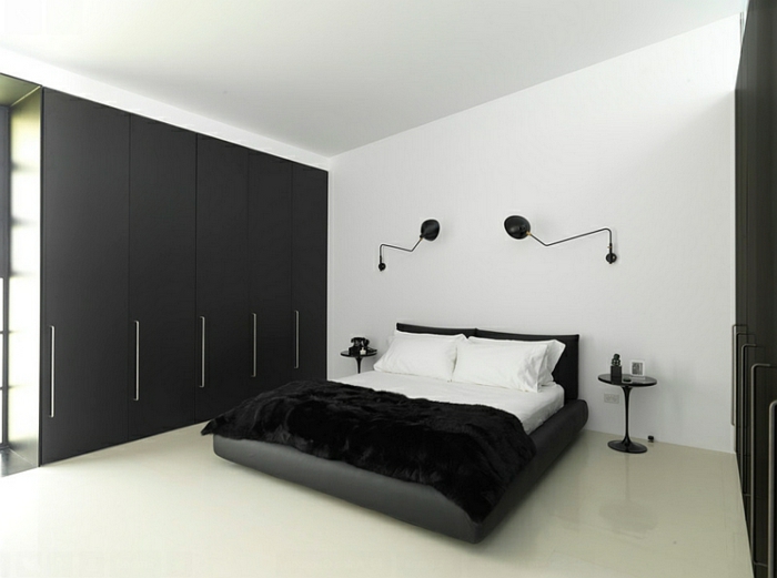 schlafzimmer-einrichten-schwarzer-kleiderschrank-wandleuchten-weiße-wände