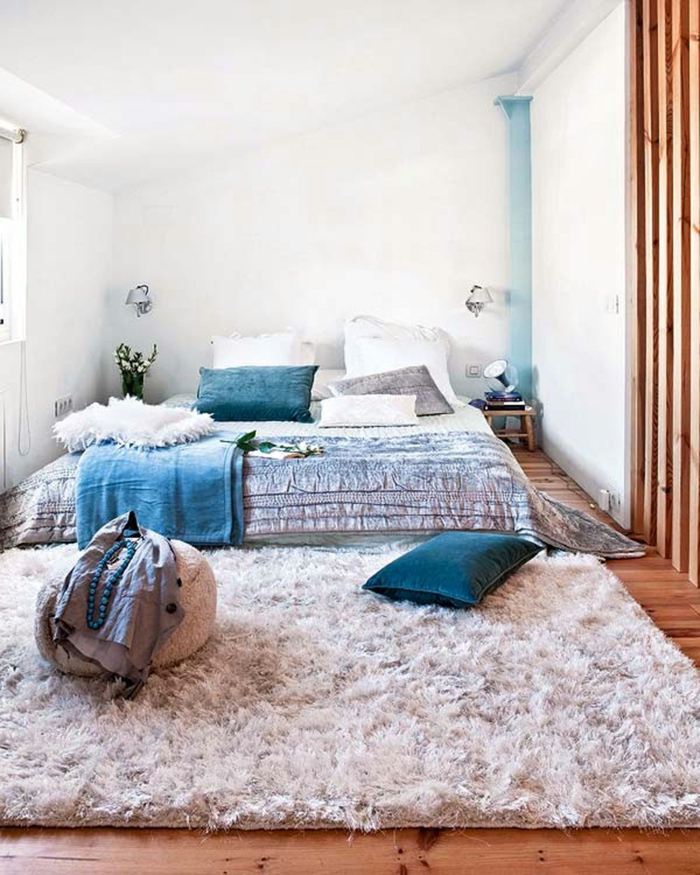schlafzimmer einrichten teppich blaue akzente weiße wandfarbe