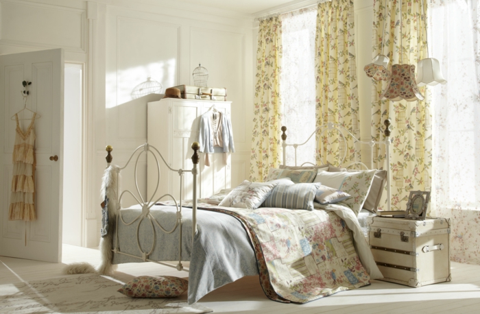 schlafzimmer möbel bett shabby chic deko gardinen ideen blumenmuster