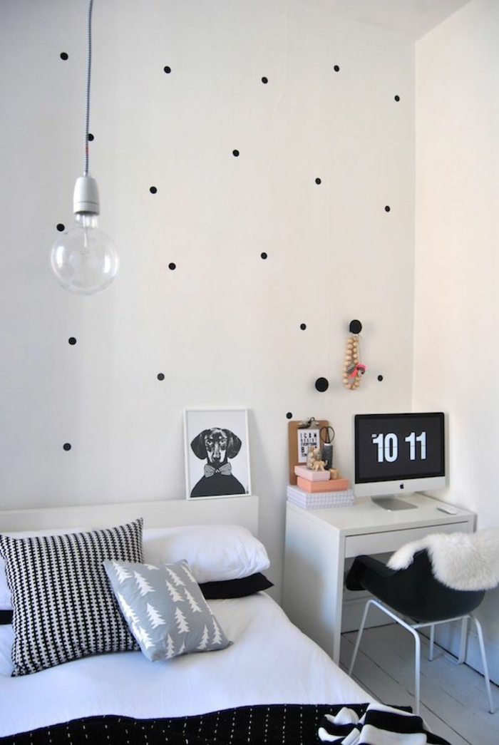 schlafzimmergestaltun gepunktete wand tagesdecke minimalistisch pendelleuchte glühbirne