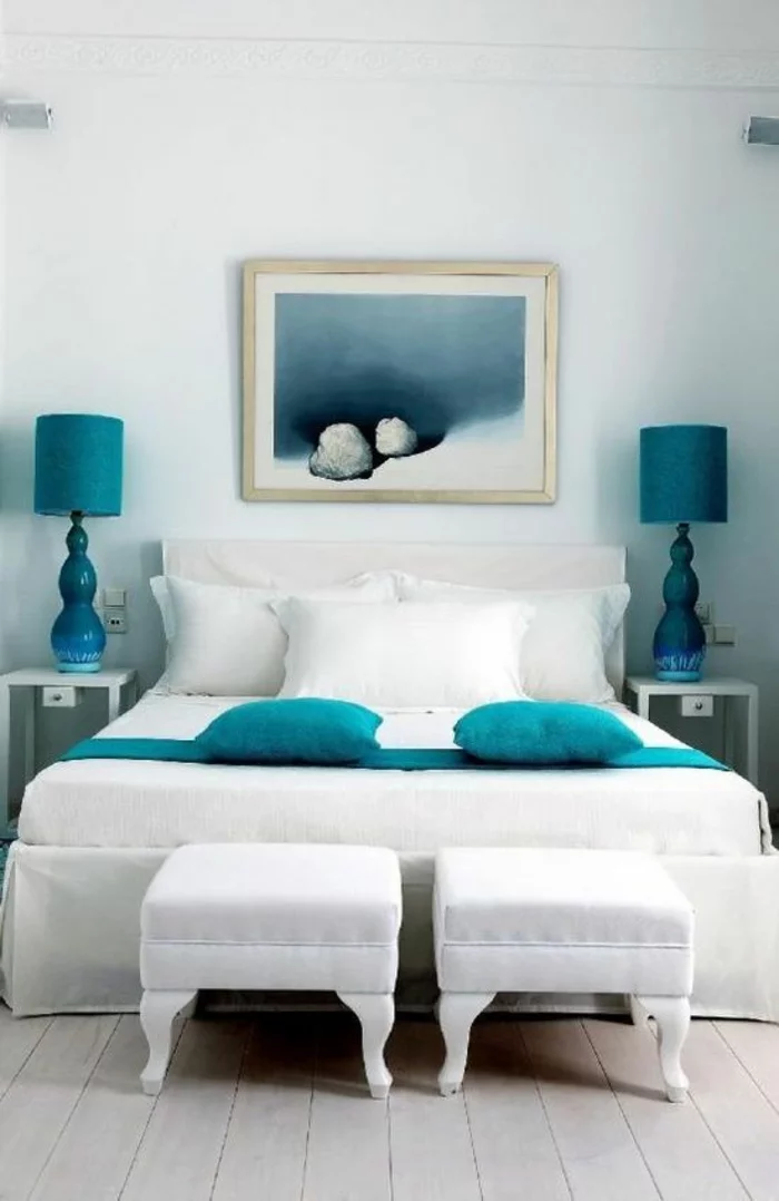 schlafzimmergestaltun maritimes design azurblaue kissen nachtleuchten