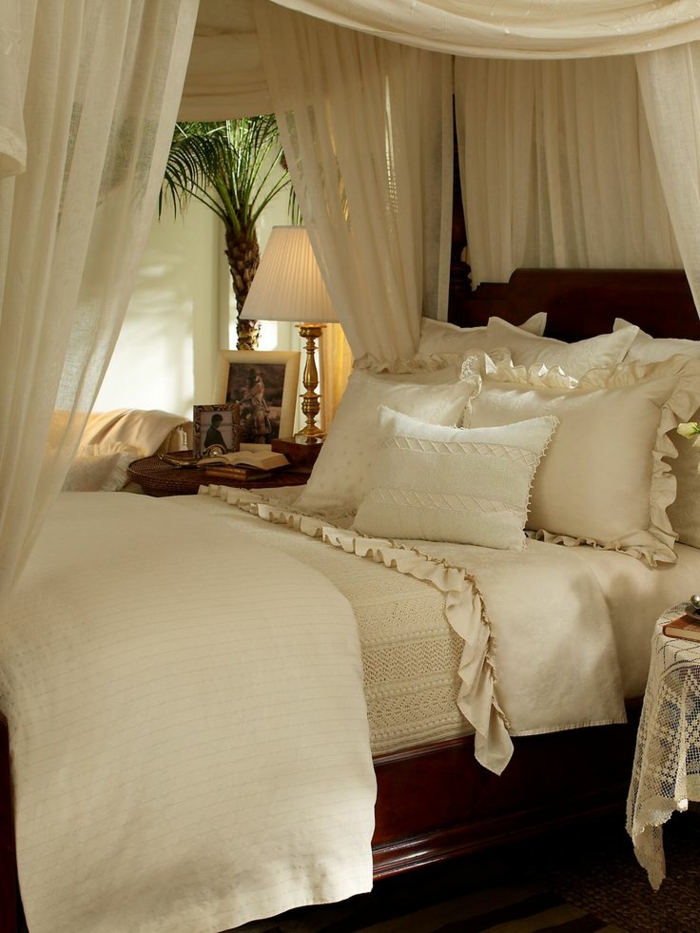 schlafzimmergestaltung romantisch himmelbett rüschen spitze weiß massivholzbett
