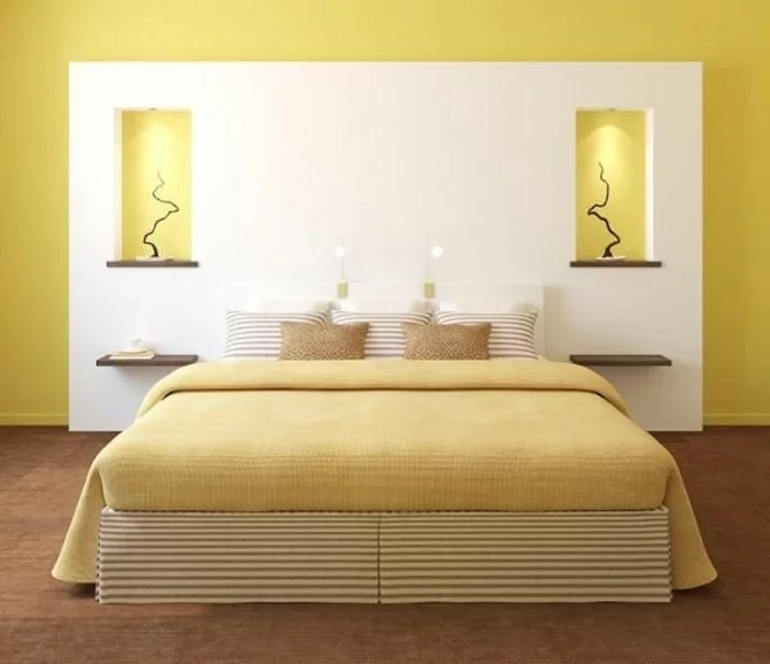 schlafzimmergestaltungsymmetrie gelbe wandfarbe gestreifte polsterung kissen
