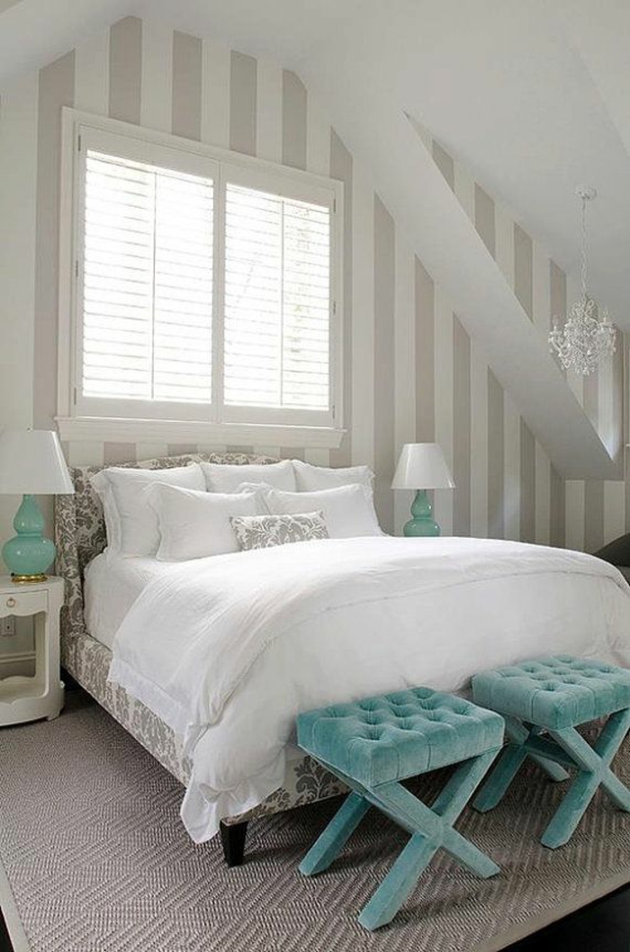 schlafzimmergestaltung wanddekoration breite streifen weiß grau seladongrüne akzente