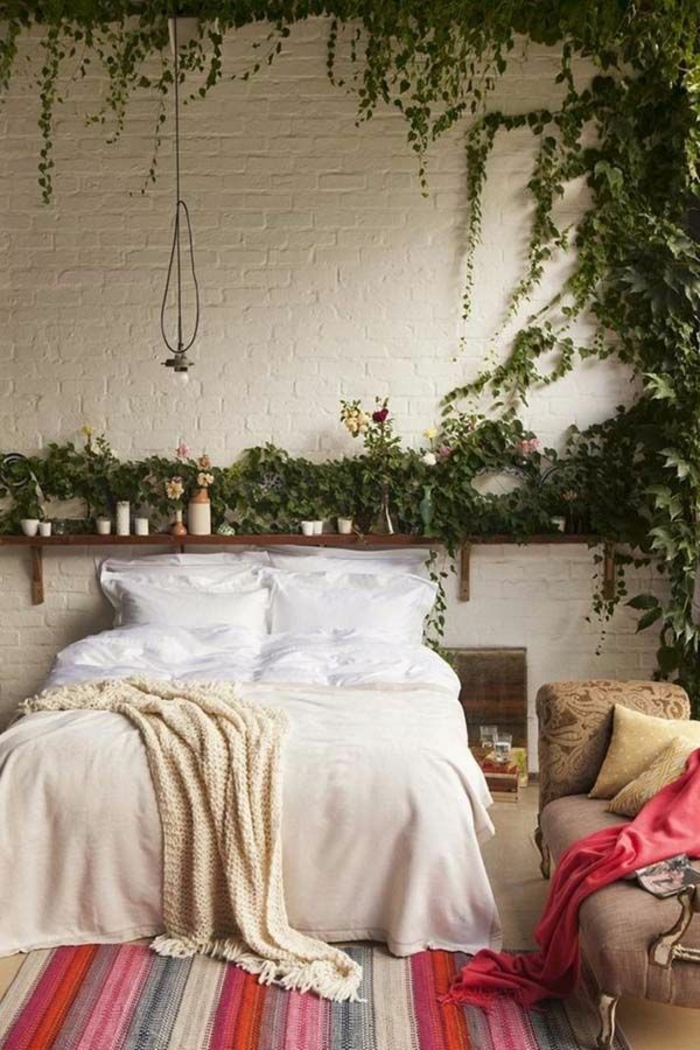 schlafzimmergestaltung weiße ziegelwand efeu wanddekoration gestreifter teppichläufer