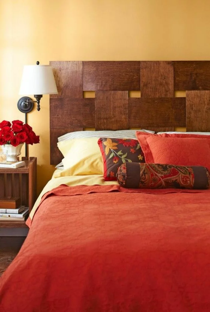 schlafzimmergestaltung bettgestell dunkles holz kopfteil rote rosen