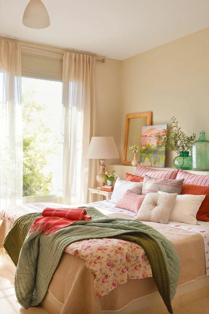 schlafzimmergestaltung dekokissen gestreift filigrane florale muster