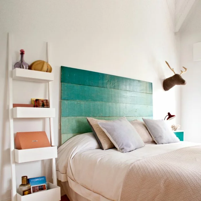 schlafzimmergestaltung diy betthaupt blaugrüne farbe puristische inneneinrichtung