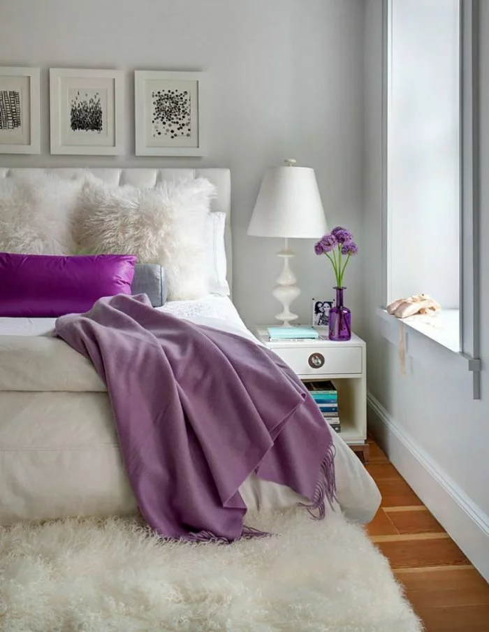 schlafzimmergestaltung fellteppich weiß fellkissen violette wolldecke dekokissen