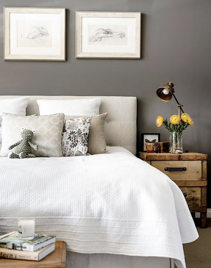 schlafzimmergestaltung graue wand weiße steppdecke vintage nachtkonsole