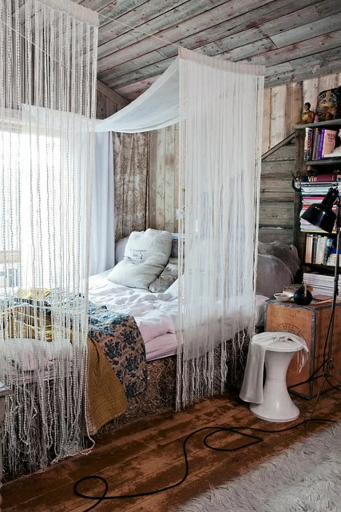 schlafzimmergestaltung holzbohlen wandverkleidung deckeverkleidung himmelbett