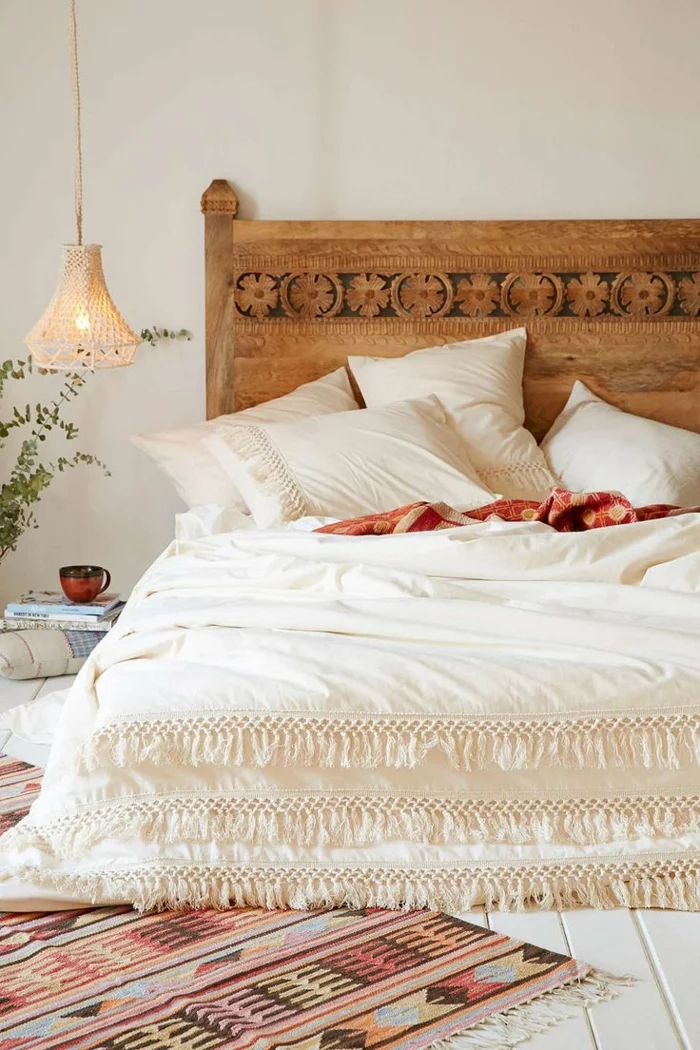 schlafzimmergestaltung holzschnitzereien kopfteil doppelbett weiße leinen franzen