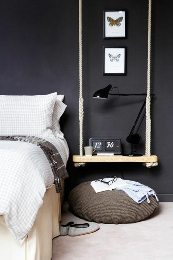 schlafzimmergestaltung hängende nachtkonsole anthrazitfarbene wand sitzkissen