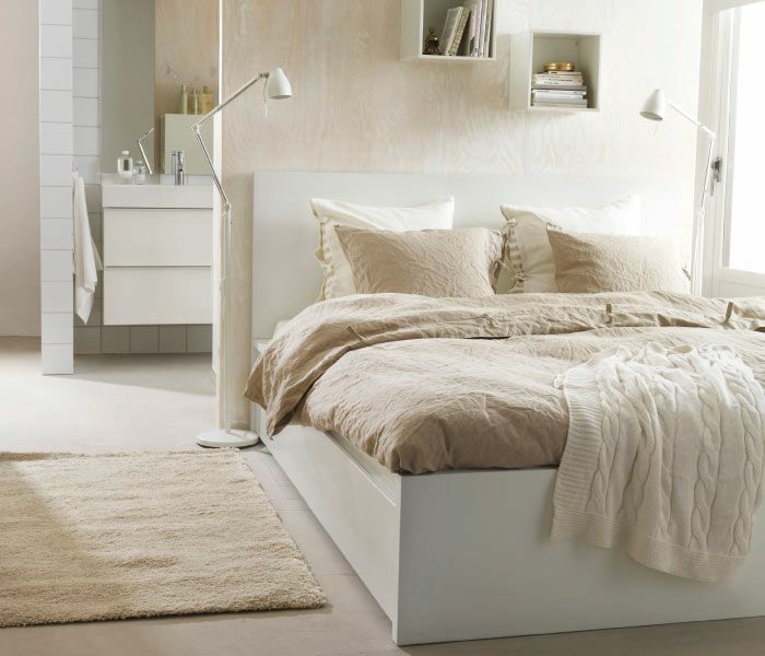 schlafzimmergestaltung skandinavisches design beige weiße textilien helles holz
