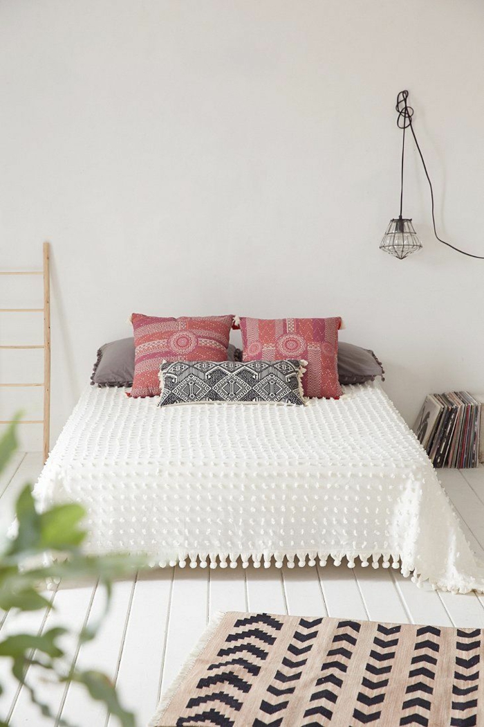 schlafzimmergestaltung skandinavisches design inneneinrichtung gemusterte kissen weiße bettdecke