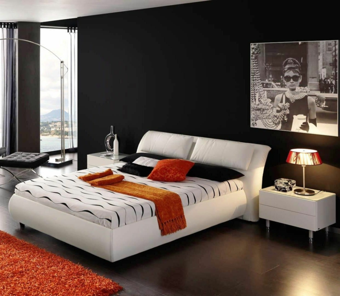schwarze wandfarbe weißes bett schlafzimmer orange akzente