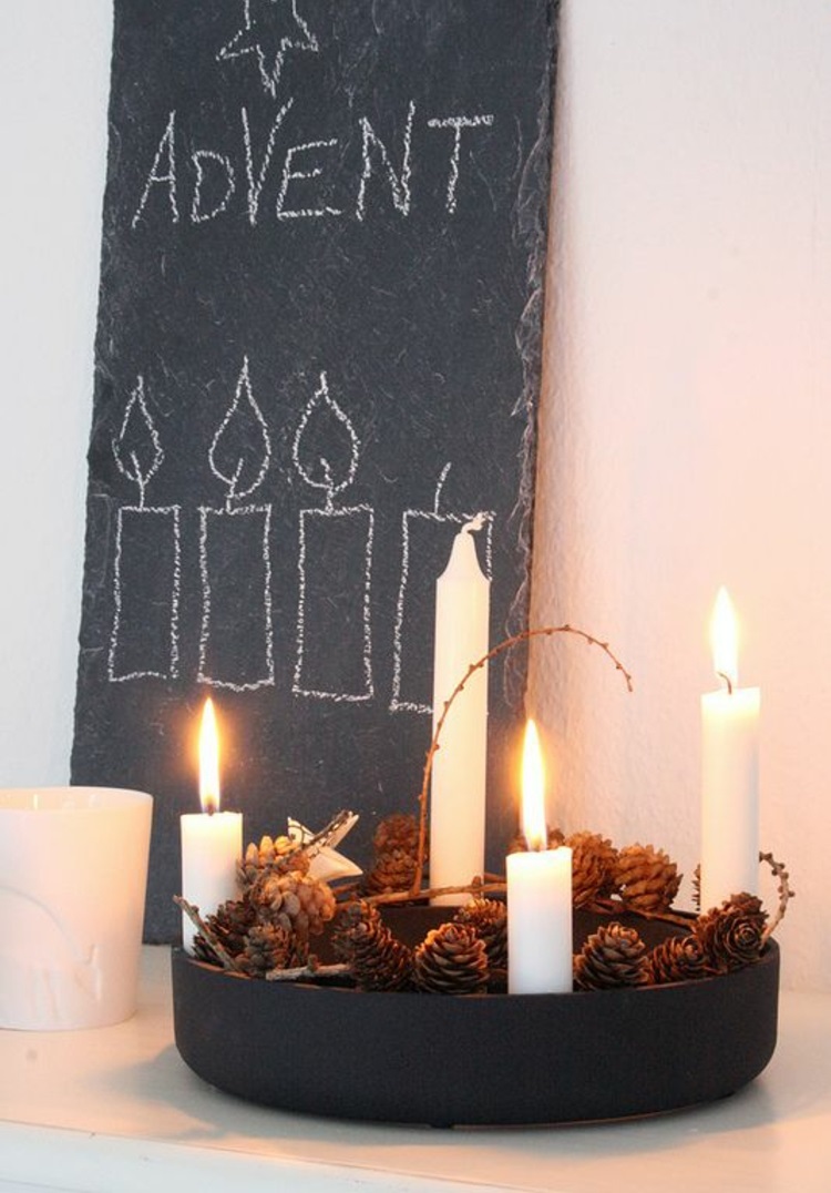 schöne Weihnachtsdeko einfache moderne Adventskränze 4 Kerzen