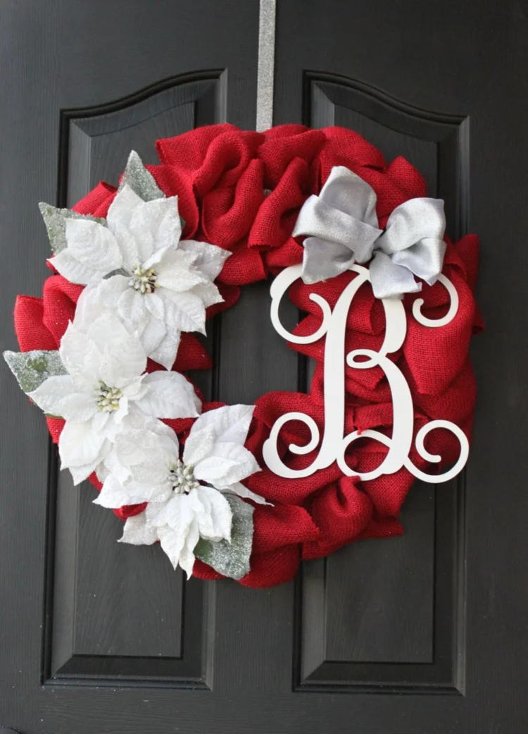Weihnachtskranz selber machen modernes Design rot weiß Buchstabe an der Eingangstür 