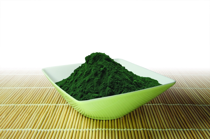 spirulina algen gesundes pulver grün