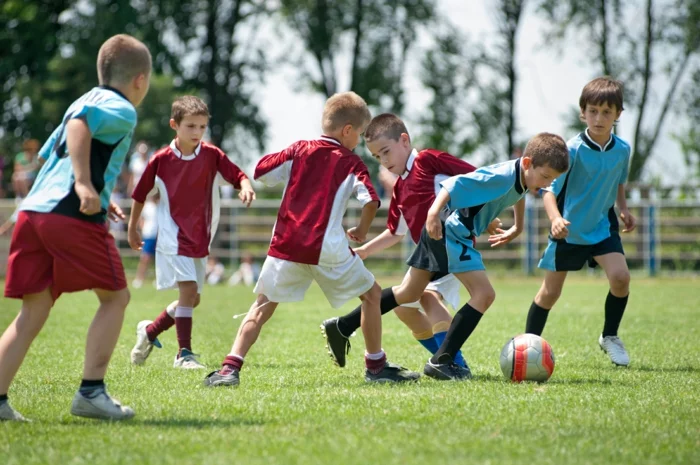 sportarten für kinder jungen fußball spielend