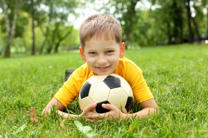 sportarten für kinder jungen fußball junge gras
