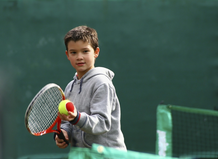 sportarten für kinder tennis spielen junge
