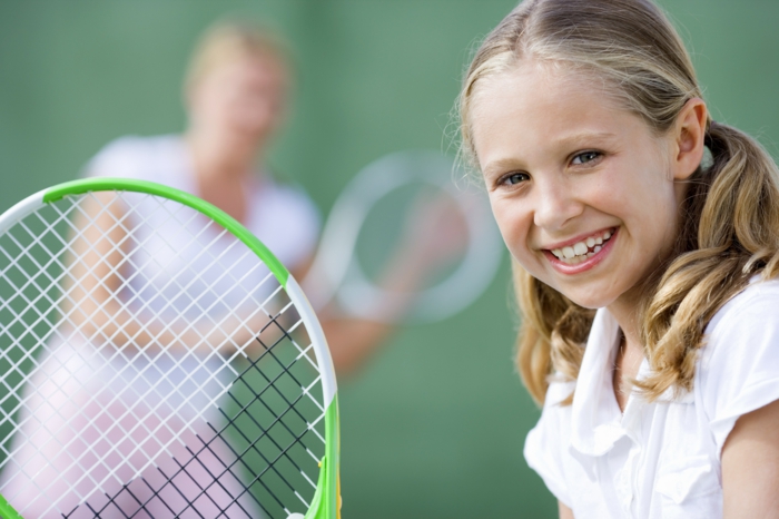 sportarten für kinder mädchen tennis spielen 