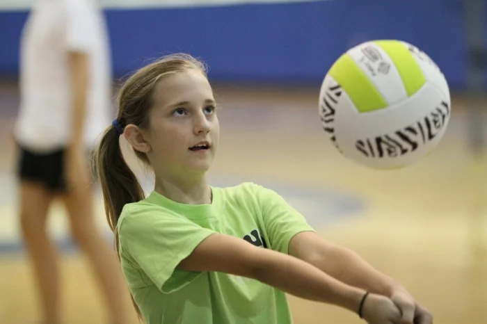 sportarten für kinder volleyball treiben mädchen