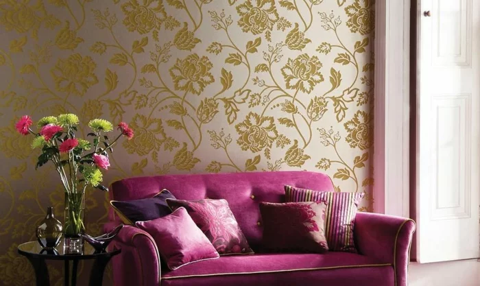 tapete vintage elegant lila sofa blumen wohnzimmer