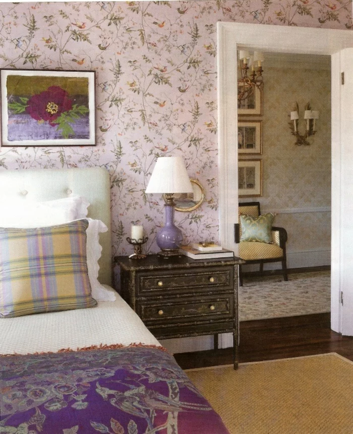tapete vintage schlafzimmer wandgestaltung lila akzente