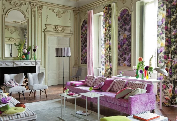 tapete vintage wohnzimmer gardinen lila sofa wandspiegel
