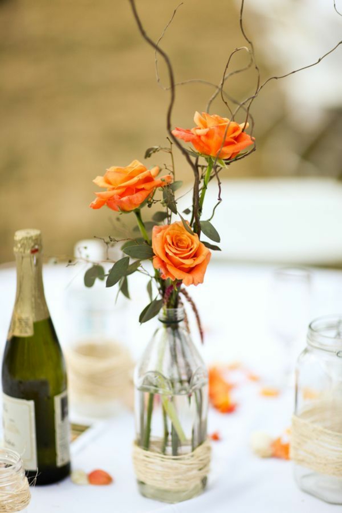 tischdeko hochzeit orange farbe rosen glaspflaschen