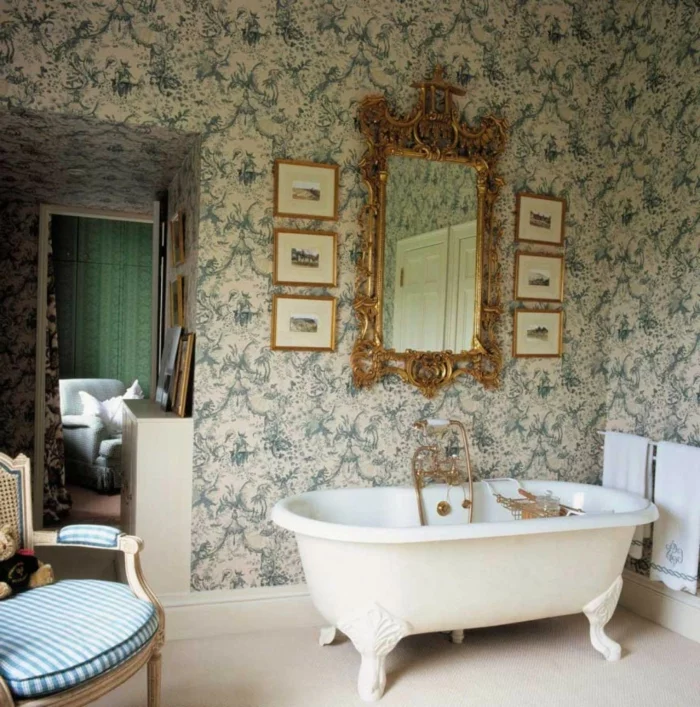 vintage tapete badezimmer wandgestaltung ideen badewanne wandspiegel