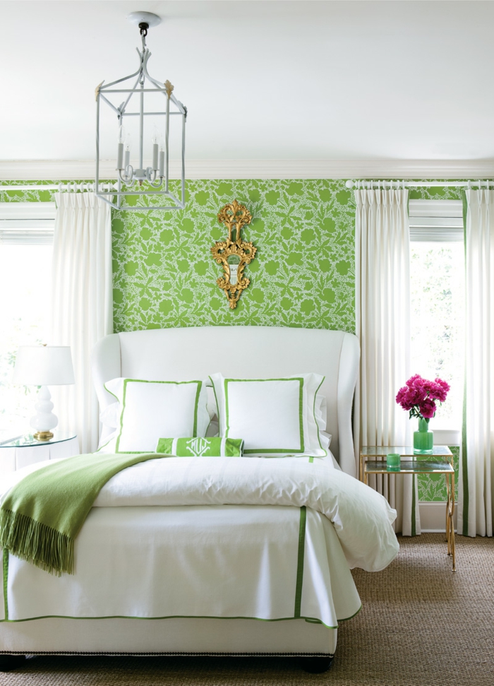 vintage tapete schlafzimmer gestalten grünes muster blumen weiße gardinen